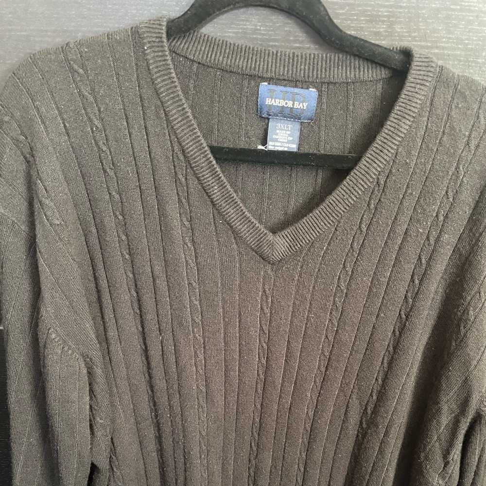 Men’s gently used v-neck long sleeve sweater black in color, 3XL